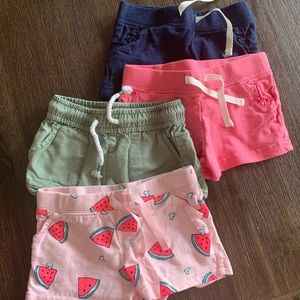 4 shorts size 12months
